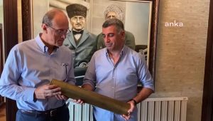 Hurşit Güneş, Kıbrıs Barış Harekatı’nda Atılan İlk Havan Topunun Kovanını Gürsel Erol’e Hediye Etti