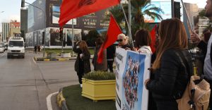 KTOEÖS İsias sanıklarının olası kastla yargılanması talebiyle Başbakanlık ışıklarında eylem yaptı
