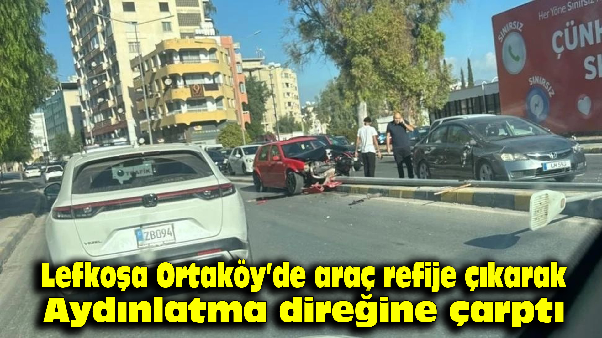 Lefkoşa Ortaköy’de araç refüje çıkarak aydınlatma direğine çarptı